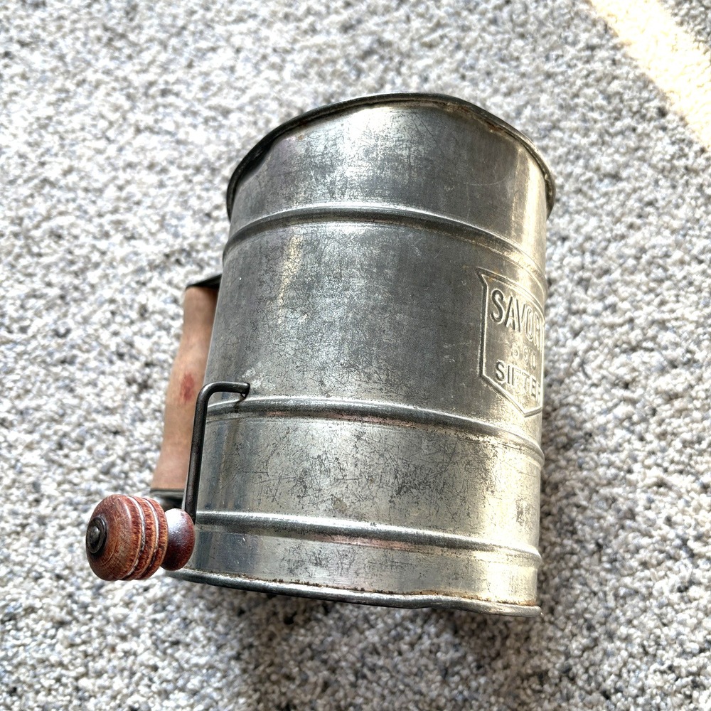Savory measuring flour sifter with hand crank (wooden handle & knob) 5 cups
